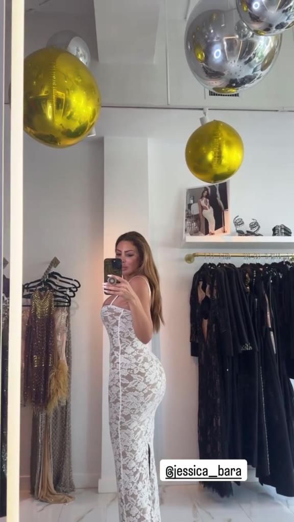 徐娘半老！皮蓬前妻穿吊帶裙自拍，這身材也太炸裂了！