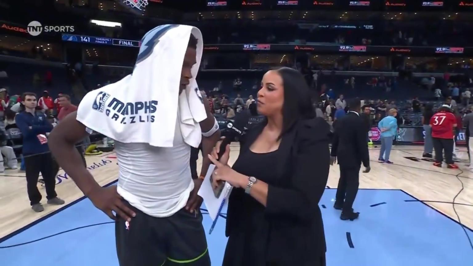 華子賽后接受一位豐滿女記者的采訪！