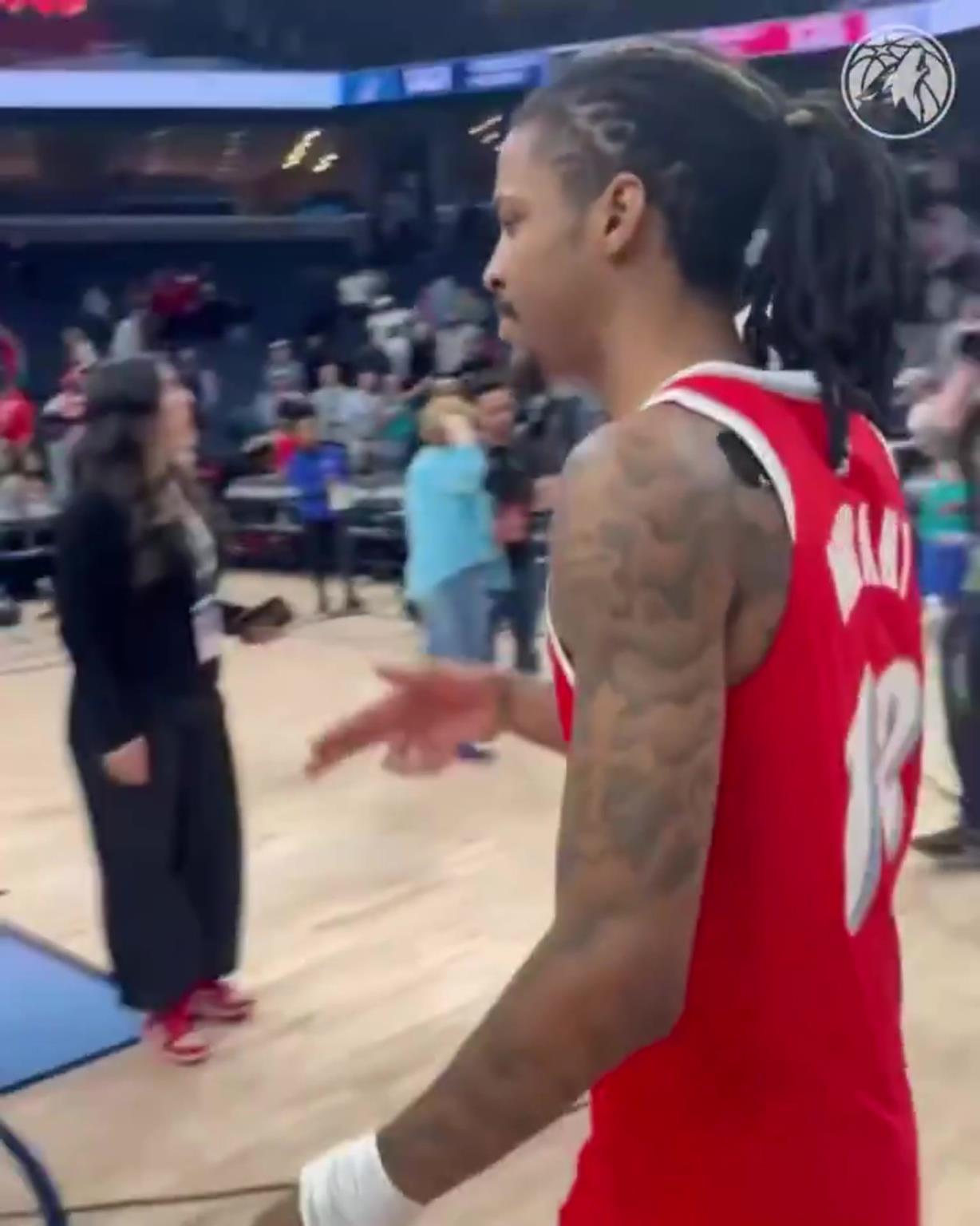 笑死！莫蘭特賽后與華子握手，竟然也是比出“手槍”的手勢