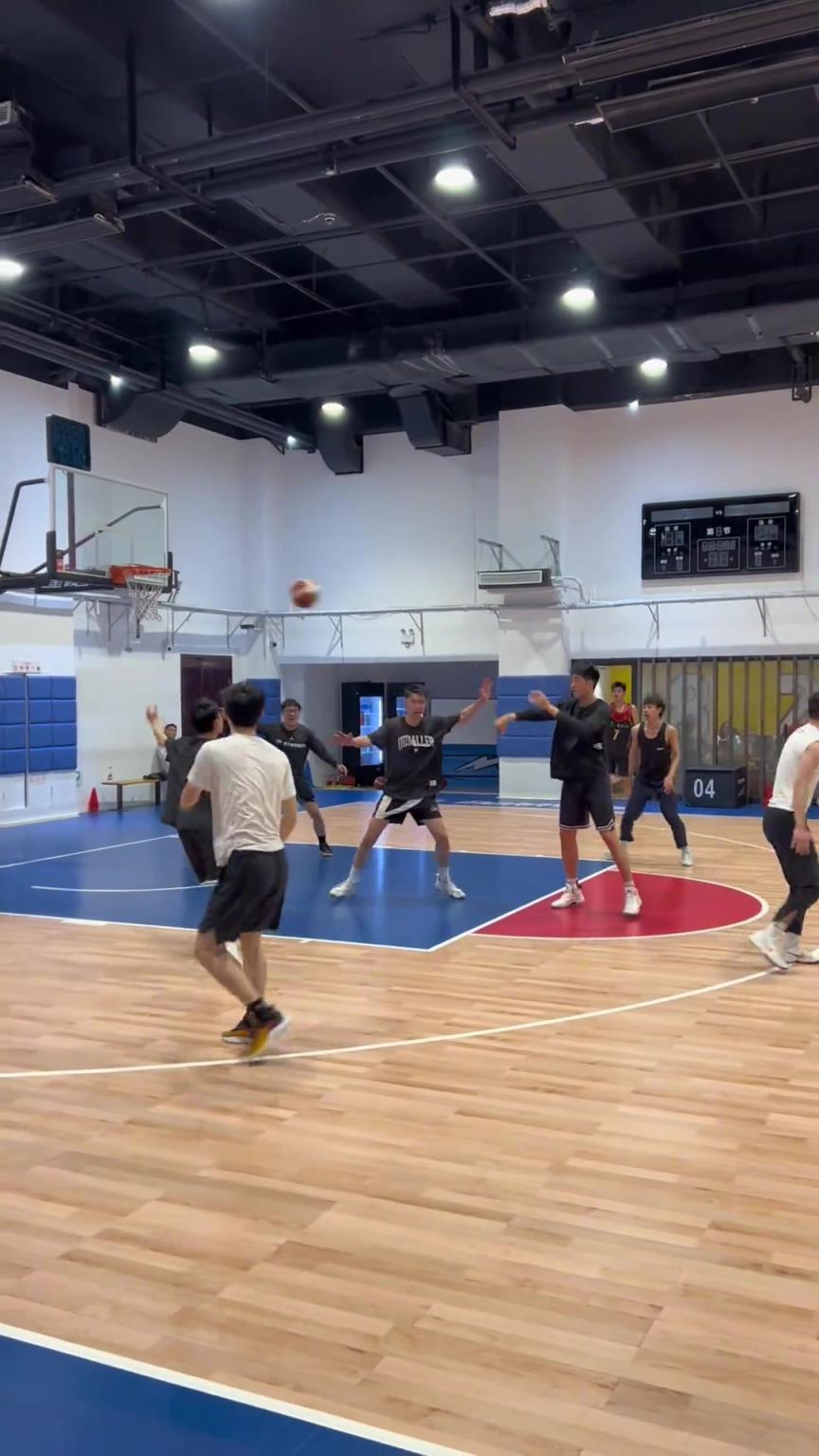 對手回家后：老婆，我今天在野球場匹配到巔峰馬刺隊了！