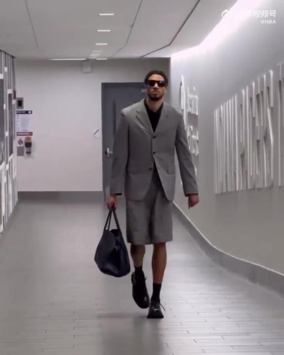 時尚潮男！哈利今日一身灰西裝短褲墨鏡搭配入場 腿真細(xì)！