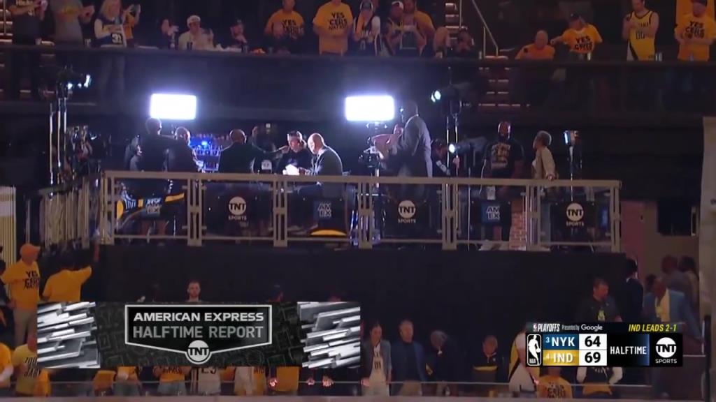 ??？轉(zhuǎn)播鏡頭給到解說看臺，奧尼爾居然抱著一個人在彎舉