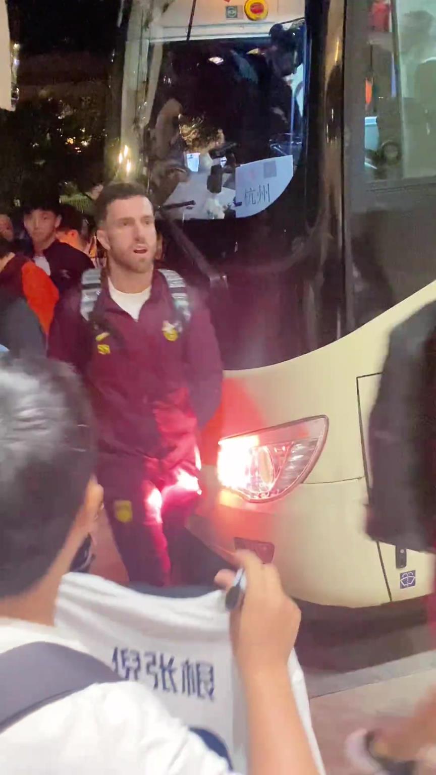 韋世豪嚇得箭步逃跑！國足深夜到酒店差點被摁在車頭不讓走