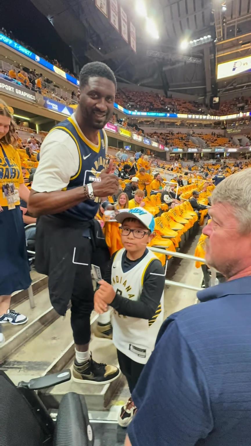 現(xiàn)在真成高圓圓了！步行者名宿希伯特現(xiàn)身主場給小球迷簽名