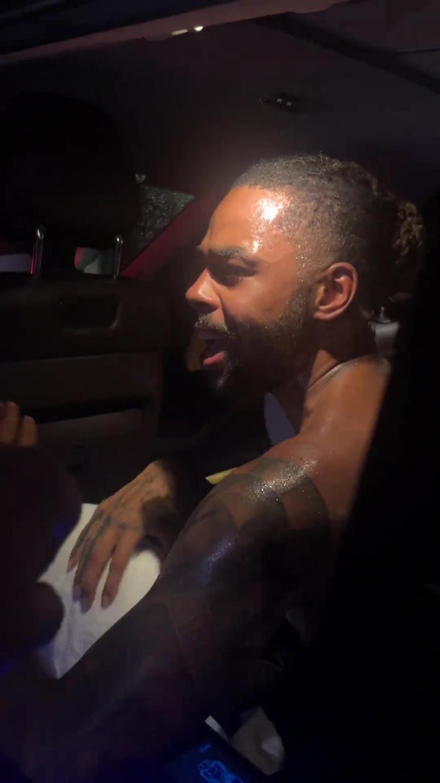 太熱情了！拉塞爾中國行坐車離開球迷們被團團圍住