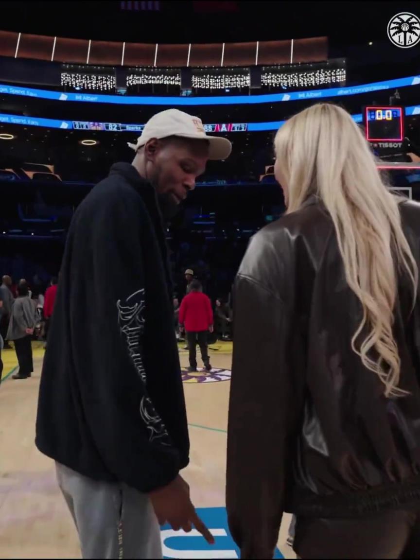 小帥這氣質(zhì)！杜蘭特與庫里教妹布林克擁抱，眼睛好像一直偷瞟布林克大長腿