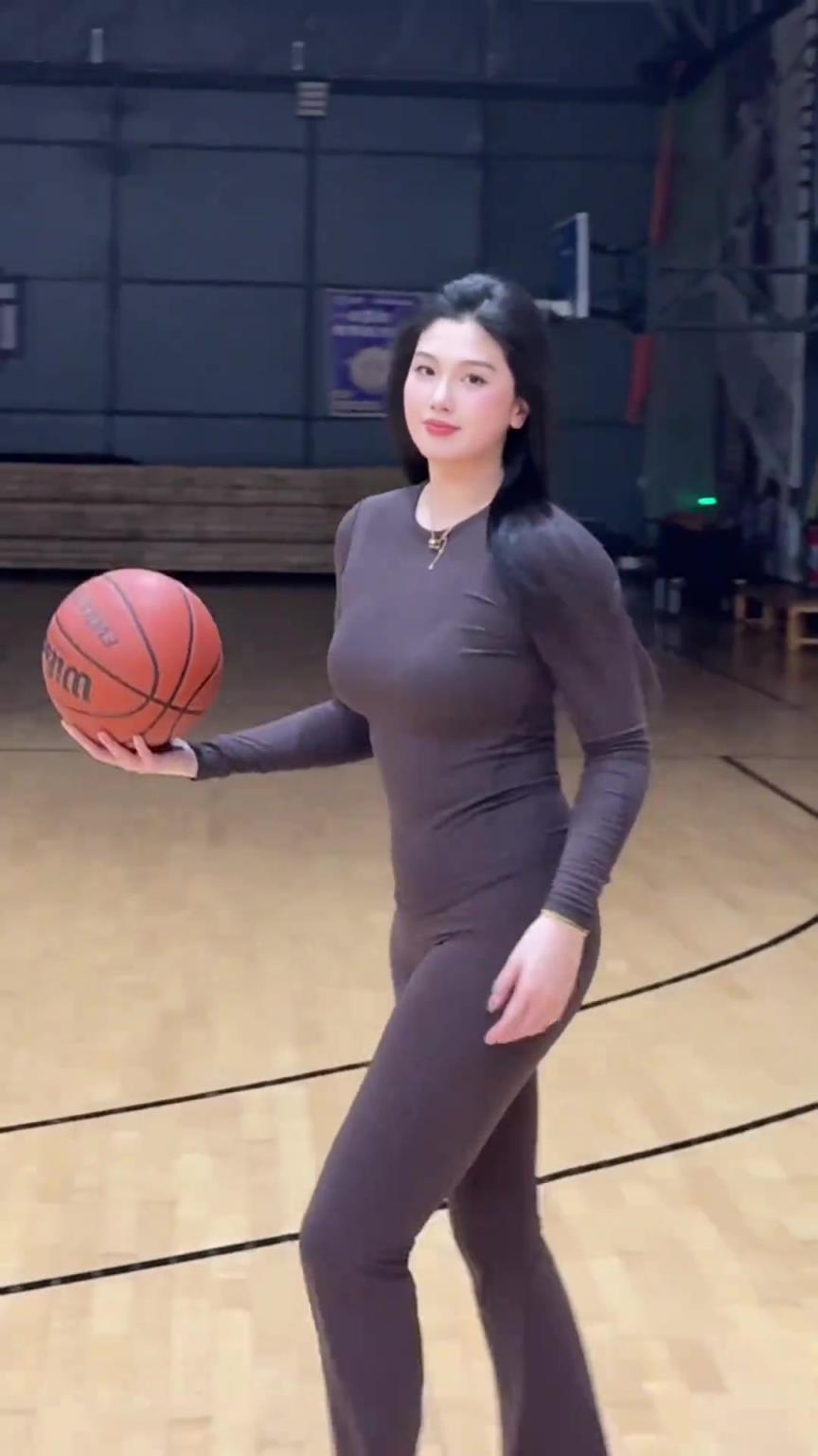 低配版卡戴珊！野球場肘姐這身材，懂的吧友都懂！