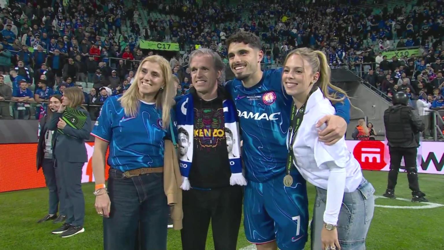 內(nèi)托好福氣！奪冠后高顏值女友來合照，身材相當(dāng)哇塞！