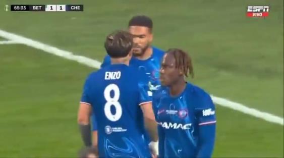 繼續(xù)干！恩佐進(jìn)球后給了詹姆斯一巴掌，兩人頂頭互相打氣