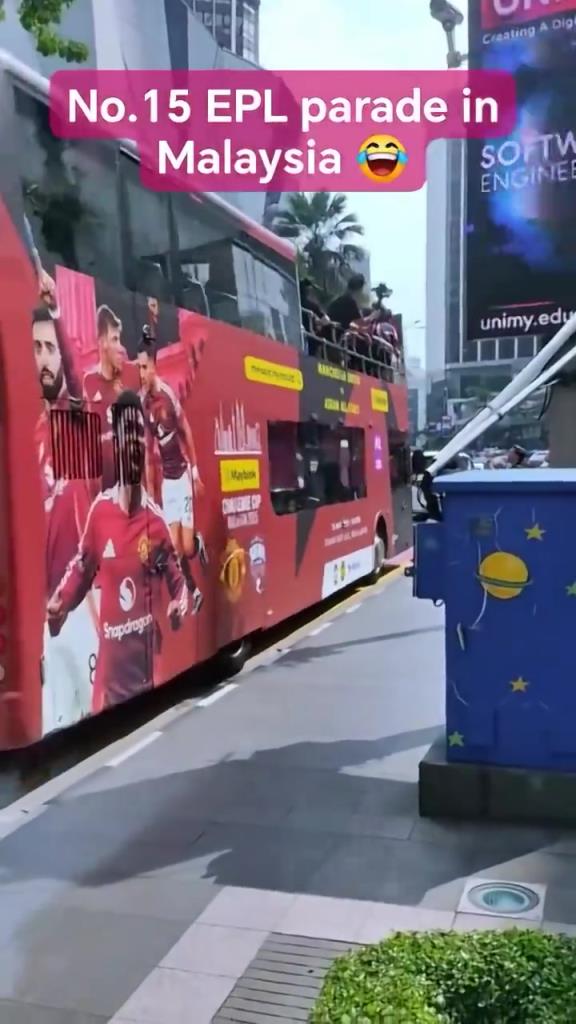 游街示眾？曼聯(lián)在馬來西亞街頭大巴游行，球迷笑噴