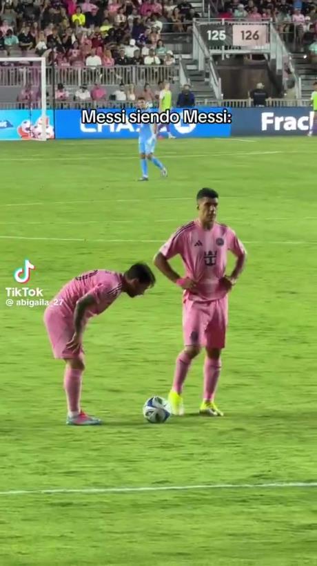 哈哈！梅西擺任意球偷偷往前挪被裁判抓包