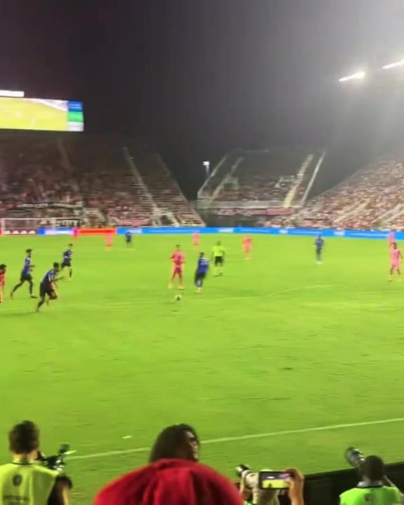 梅老板為了給蘇亞雷斯送個(gè)助攻，也是拼了啊