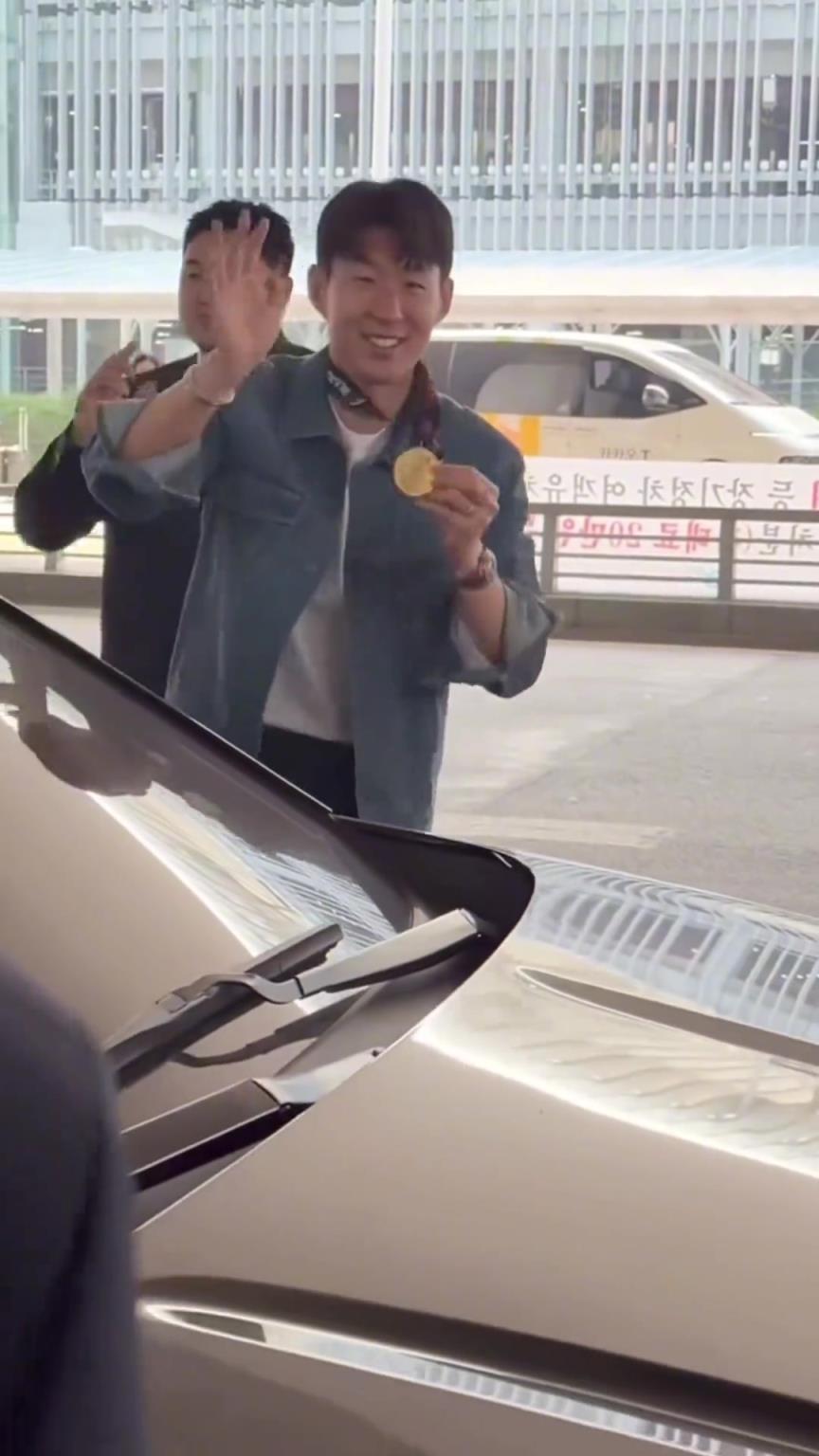 衣錦還鄉(xiāng)！孫興慜返回韓國(guó)，眾多女球迷讓其把歐聯(lián)獎(jiǎng)牌戴上