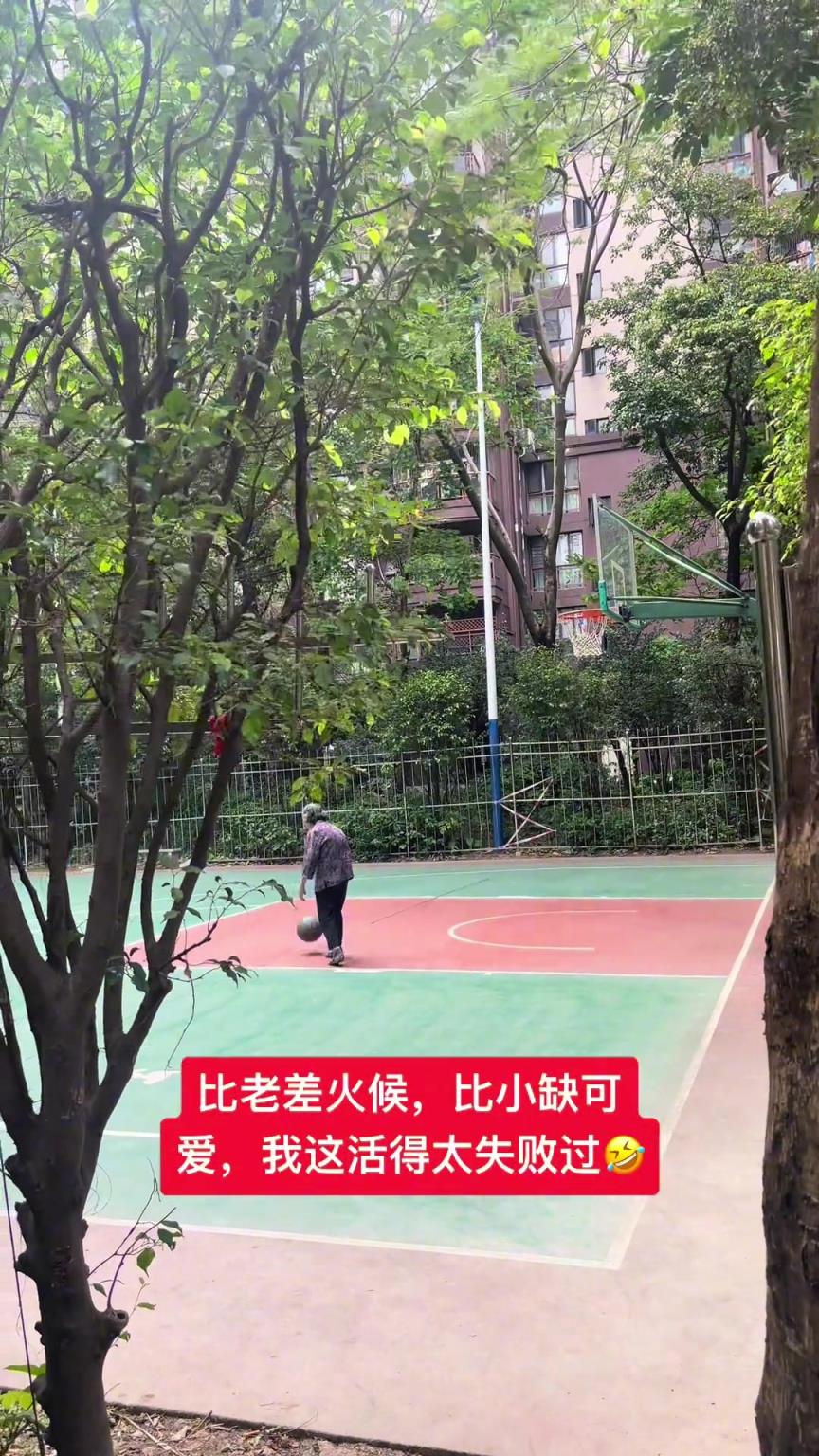 這阿婆單手一投一個準，姜還是老的辣