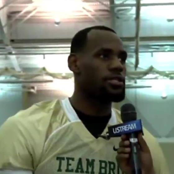 哥兩個還會這個??？11年NBA停擺期間老詹和阿杜組隊玩橄欖球