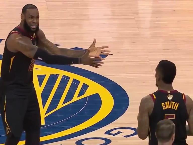 名場面！JR搶下關(guān)鍵籃板沒看表，老詹質(zhì)問JR為何傳球