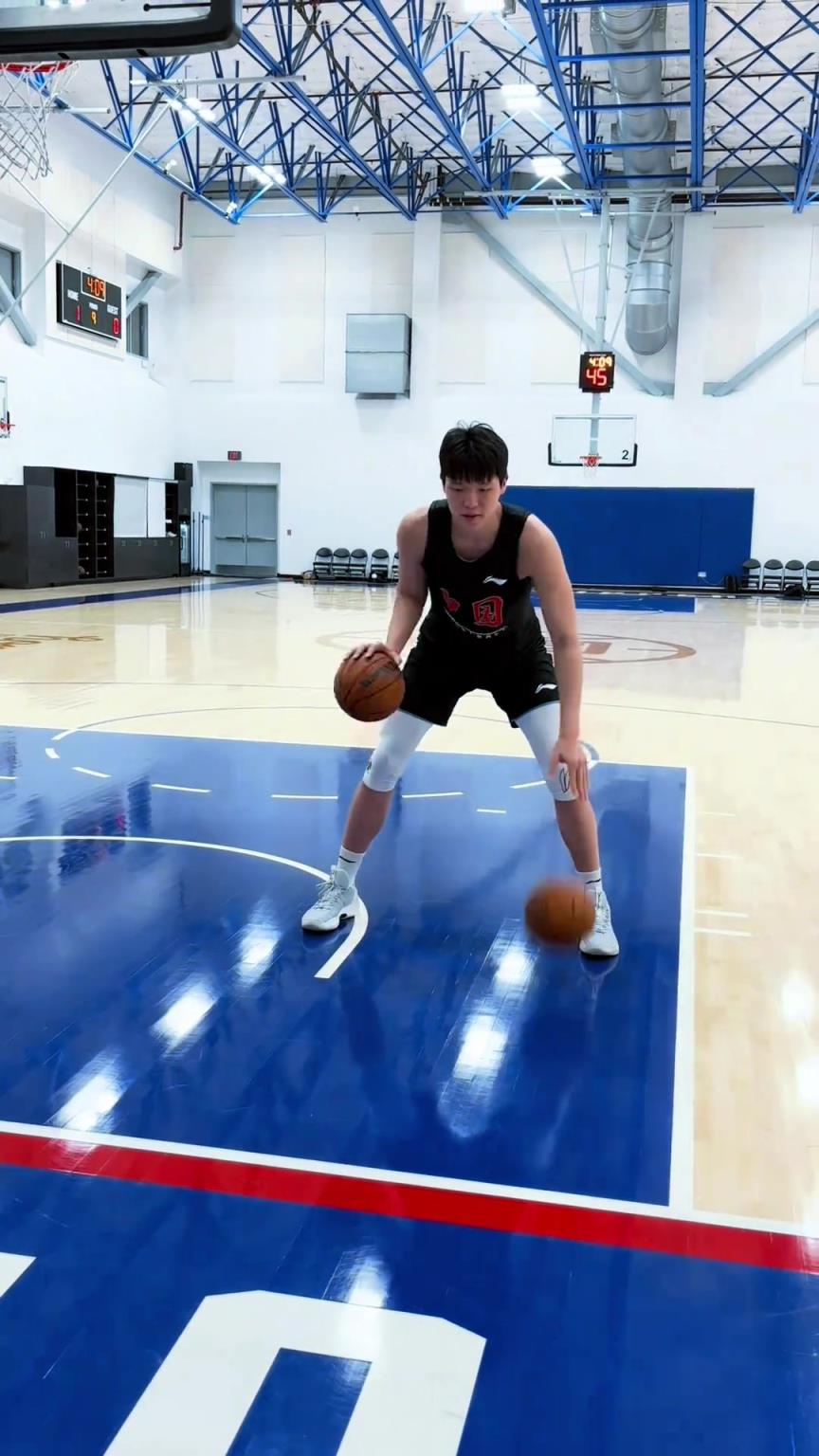 楊瀚森今日份訓練！這個左右手運球協調性真不錯