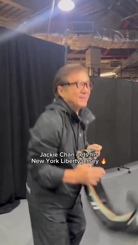 肌肉記憶！成龍這幾下空氣運球像是進了家具城