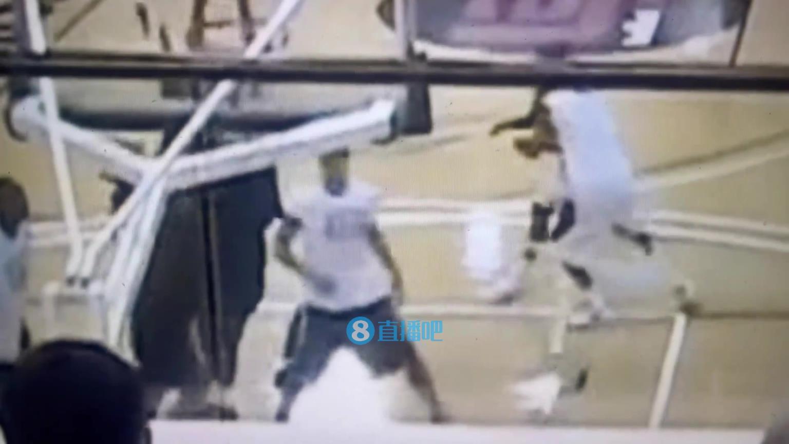 引熱議！美媒翻舊賬：當年詹姆斯被大學生隔扣，耐克沒收了錄像帶