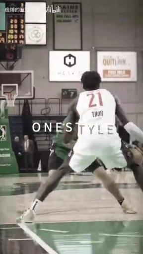 正統(tǒng)美式后衛(wèi)！JD戴維森炒菜后低手合球，對抗上籃打進！