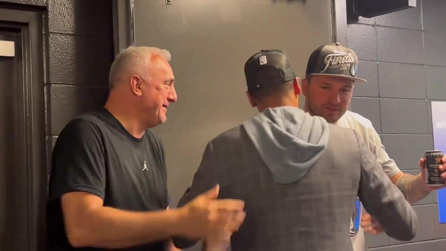 去年的今天，東契奇率隊殺入總決賽，賽后喝啤酒被芬利沒收