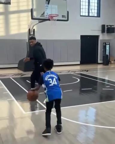 交易價值急劇下降！字母哥和小球迷單挑被當面絕殺