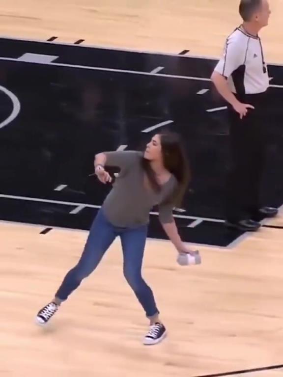 不愧是美國女籃主力，普拉姆的力量太嚇人了