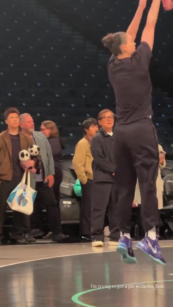 71歲成龍現(xiàn)身巴克萊中心看女籃比賽：她們投籃怎么那么準(zhǔn)！！！