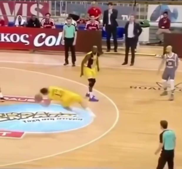 下地真快！搶斷這哥們兒多少是有點(diǎn)門將基礎(chǔ)