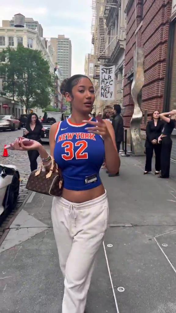 哇塞！一豐滿尼克斯女球迷身穿唐斯球衣，真是太吸引眼球了