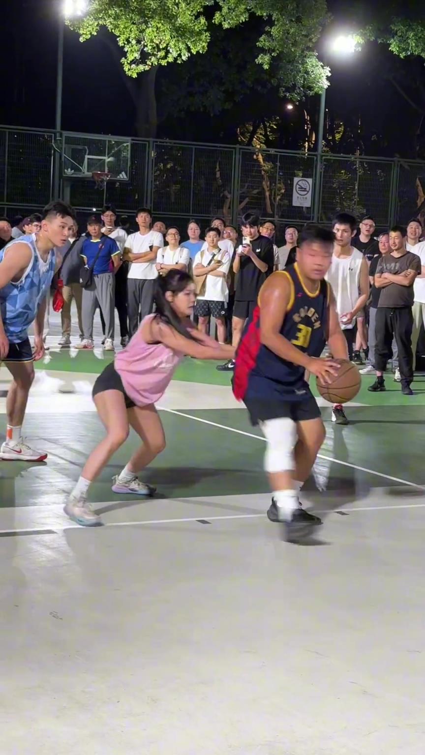 這哥們看見防自己的是女生，一個勁背打，球也不傳了